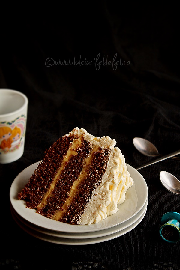 Felie de tort cu crema caramel