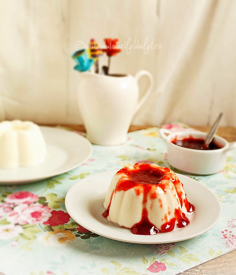 Panna cotta cu lapte de cocos si gem de capsuni