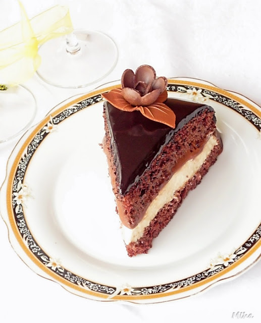 Tort aniversar cu ciocolata si crema de iaurt