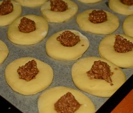 Preparare bascute cu nuca si ciocolata