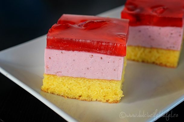 Prajitura cu panna cotta de capsuni